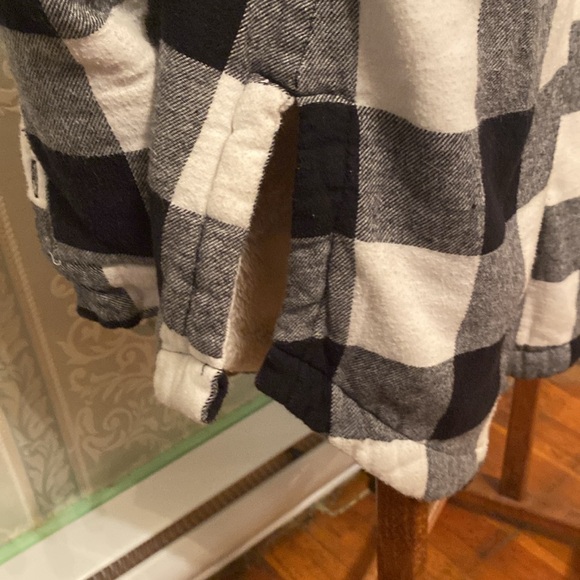 Ladies size small shacket with hood. - Picture 4 of 13